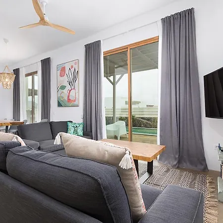 فيلة In Take A Swim In Our 15m Long Pool لاجاريس