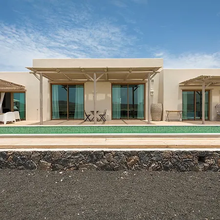 فيلة In Take A Swim In Our 15m Long Pool لاجاريس